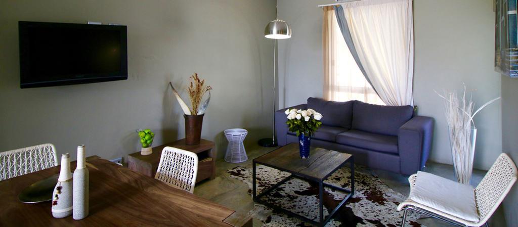 The Village Courtyard Suites & Executive Apartment Уиндхоек Екстериор снимка