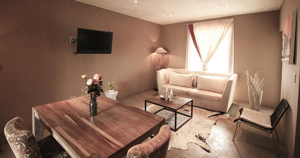 The Village Courtyard Suites & Executive Apartment Уиндхоек Екстериор снимка