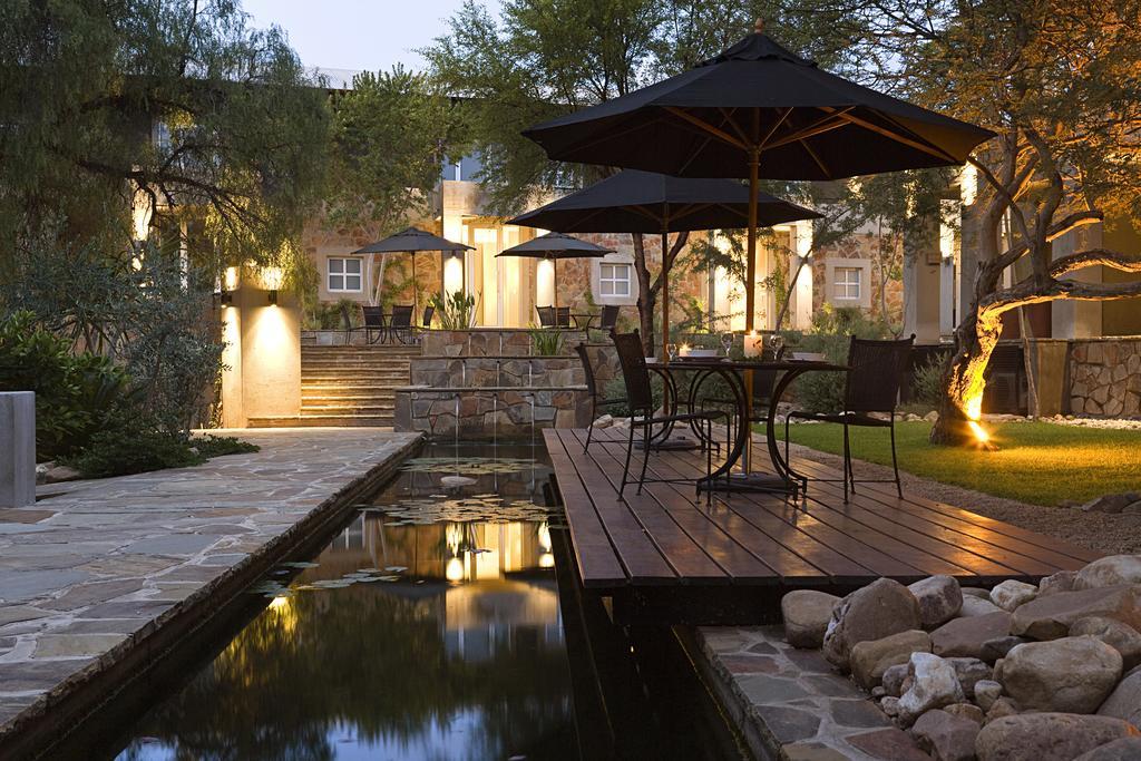 The Village Courtyard Suites & Executive Apartment Уиндхоек Екстериор снимка