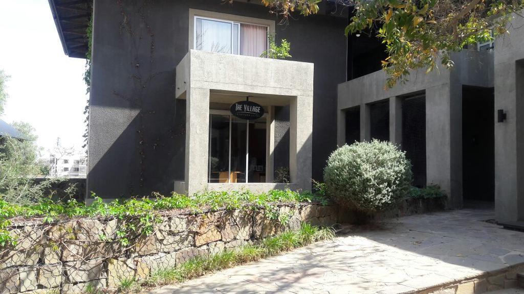 The Village Courtyard Suites & Executive Apartment Уиндхоек Екстериор снимка