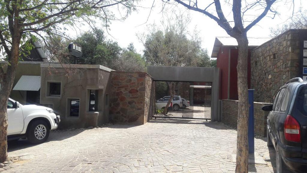 The Village Courtyard Suites & Executive Apartment Уиндхоек Екстериор снимка