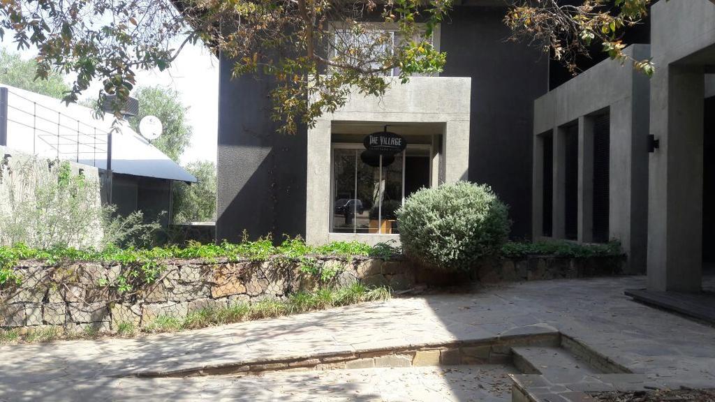 The Village Courtyard Suites & Executive Apartment Уиндхоек Екстериор снимка
