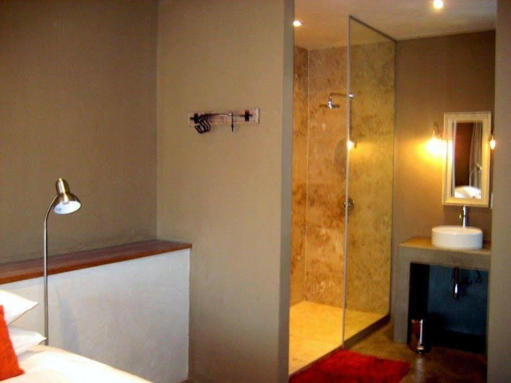 The Village Courtyard Suites & Executive Apartment Уиндхоек Екстериор снимка