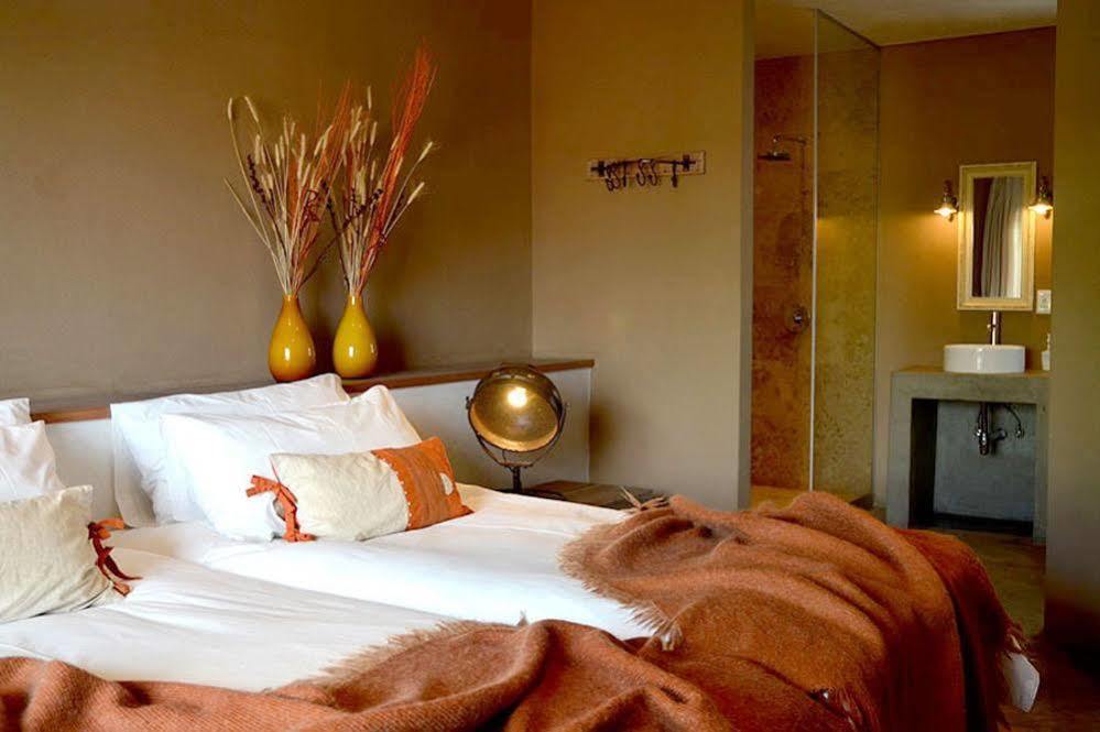 The Village Courtyard Suites & Executive Apartment Уиндхоек Екстериор снимка
